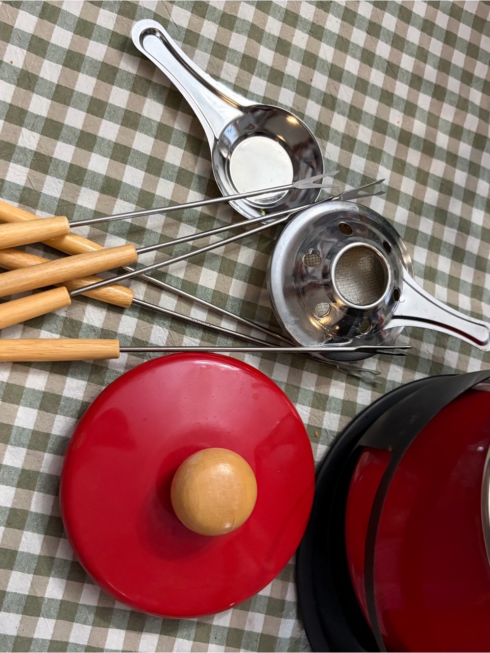 Red Fondue Set with Wooden Handles - 2QT - Picture 6 of 16